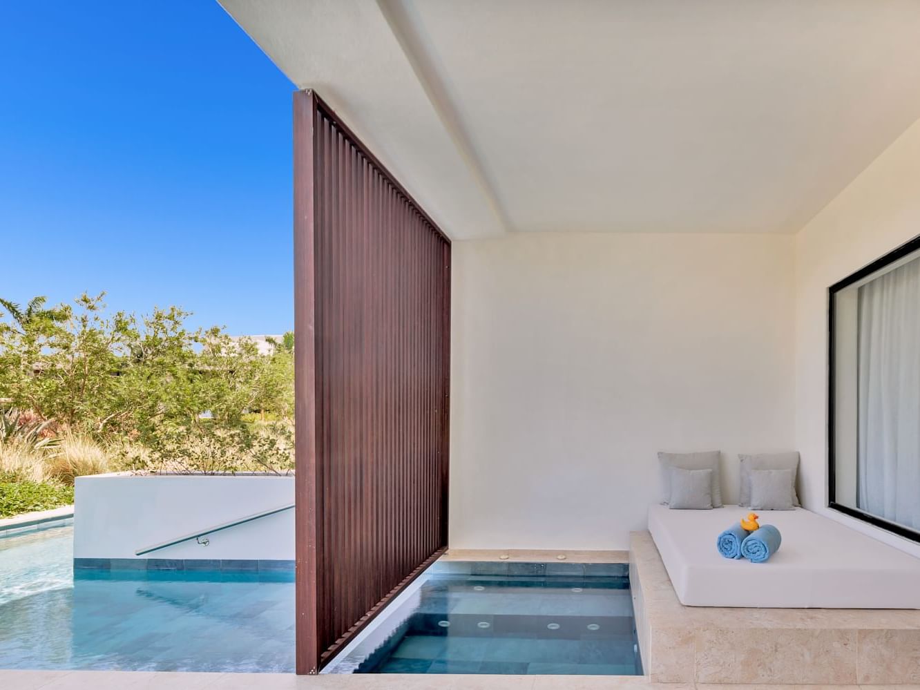 Aqua Junior Suite Swim-Up – Pool View