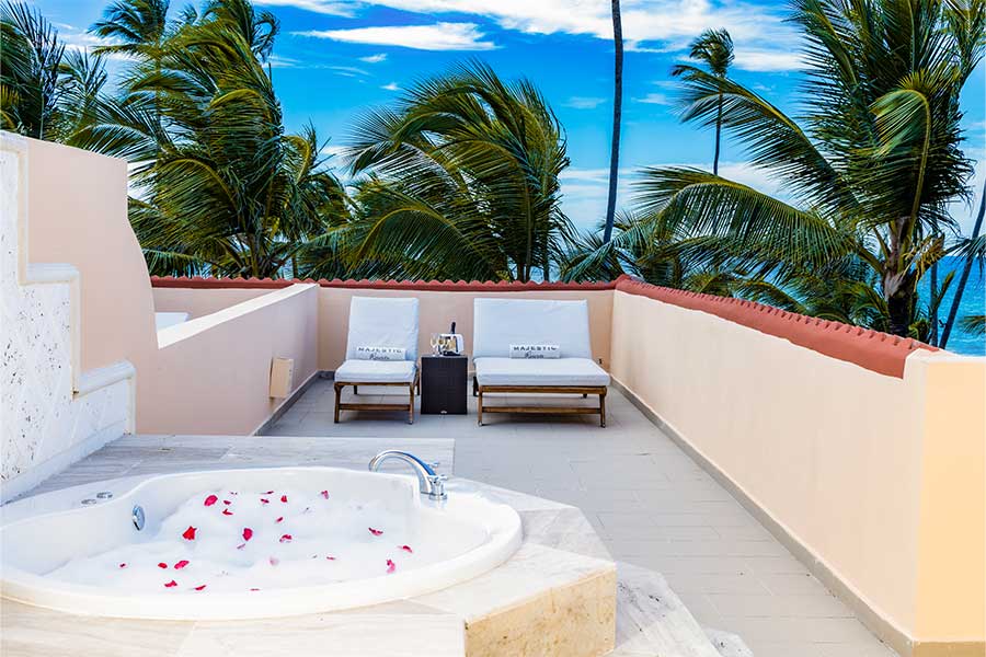 Colonial Jr. Suite Ocean Front (Outdoor Jacuzzi)
