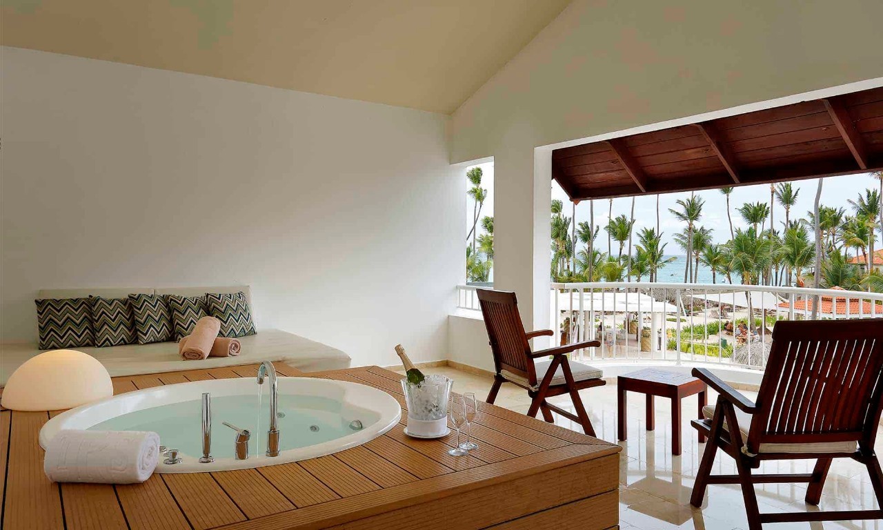 Jacuzzi Terrace Suite Beachside