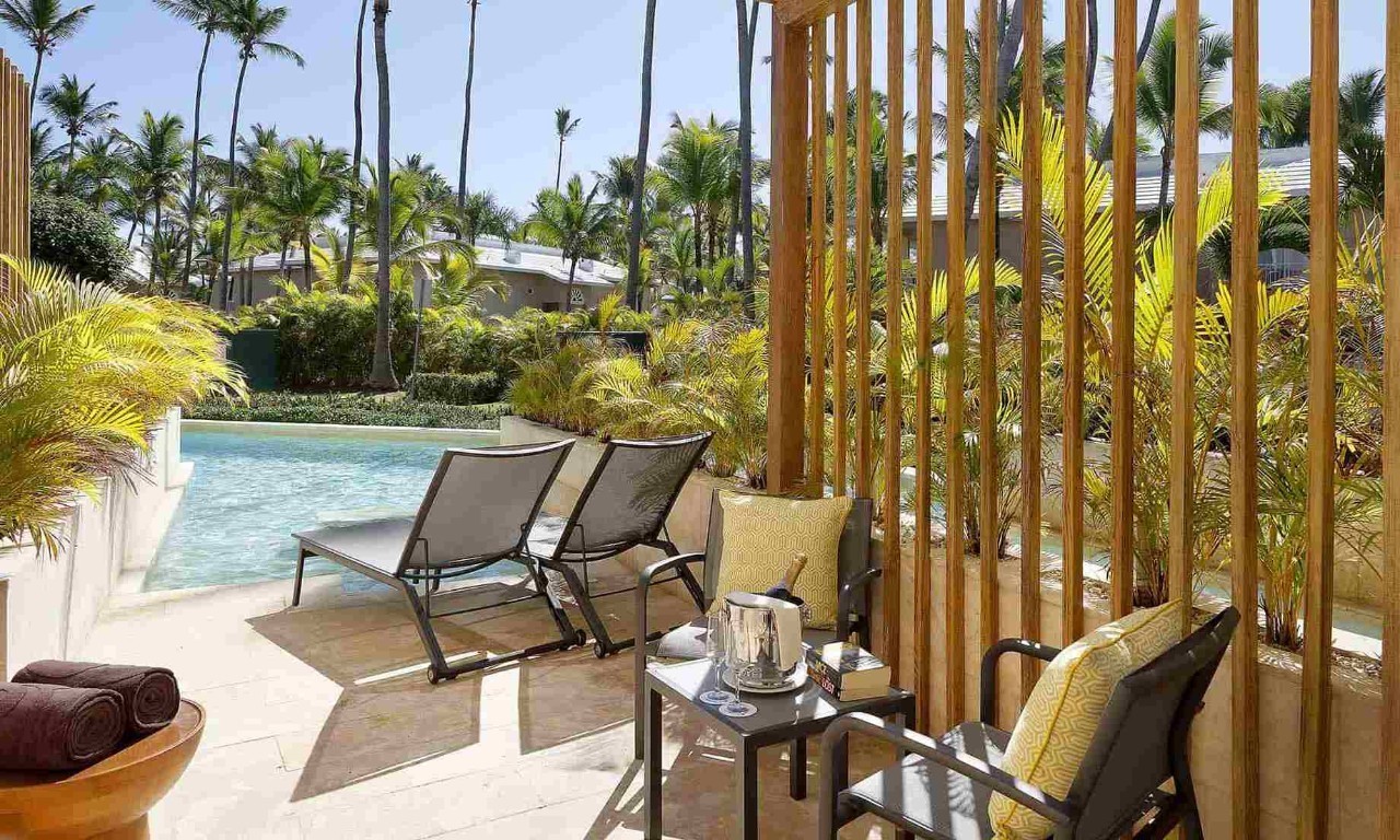 Junior Suite Swim Up Beachside
