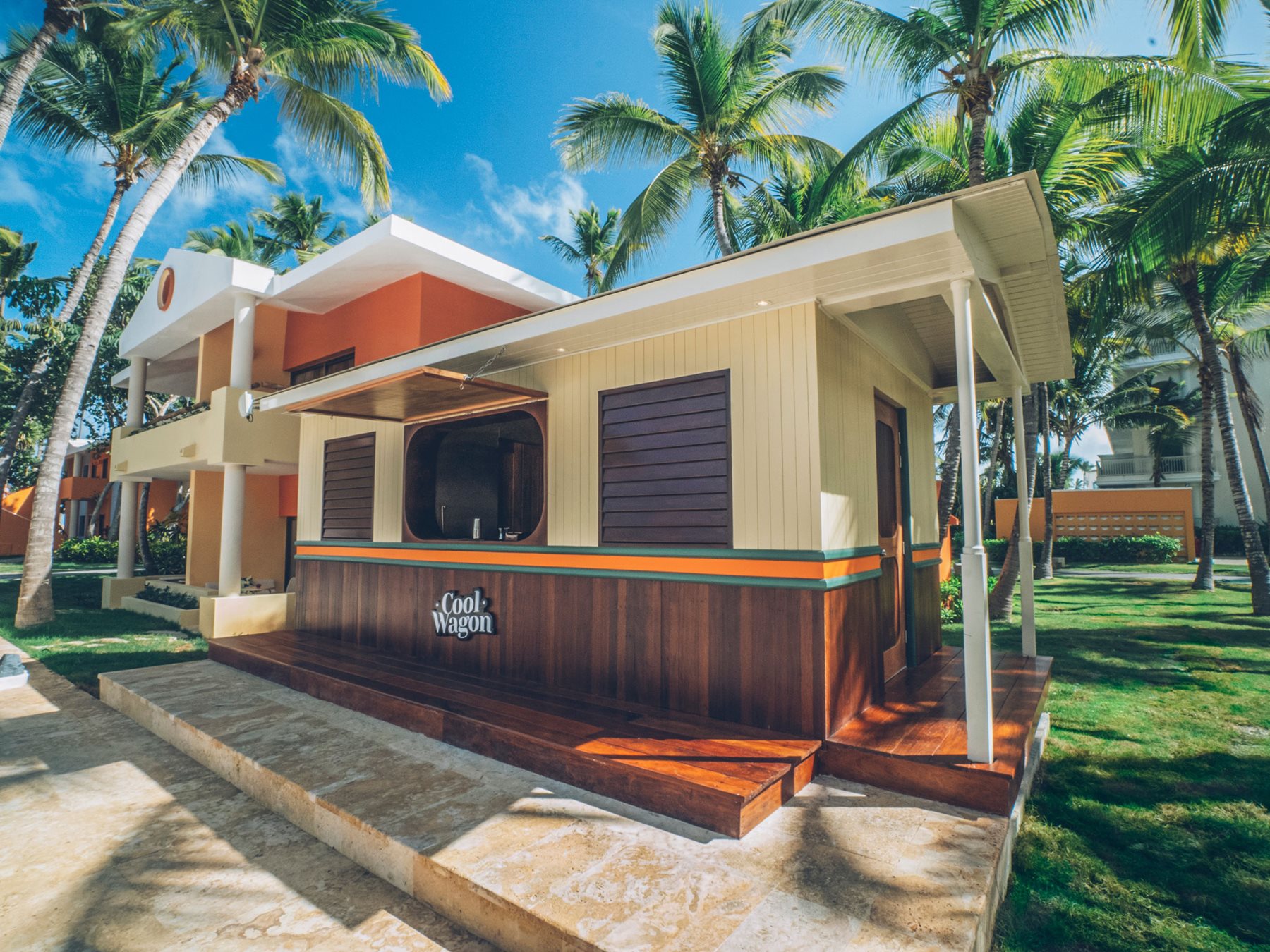 puj-iberostar-selection-bavaro-bar-cool-wagon-01