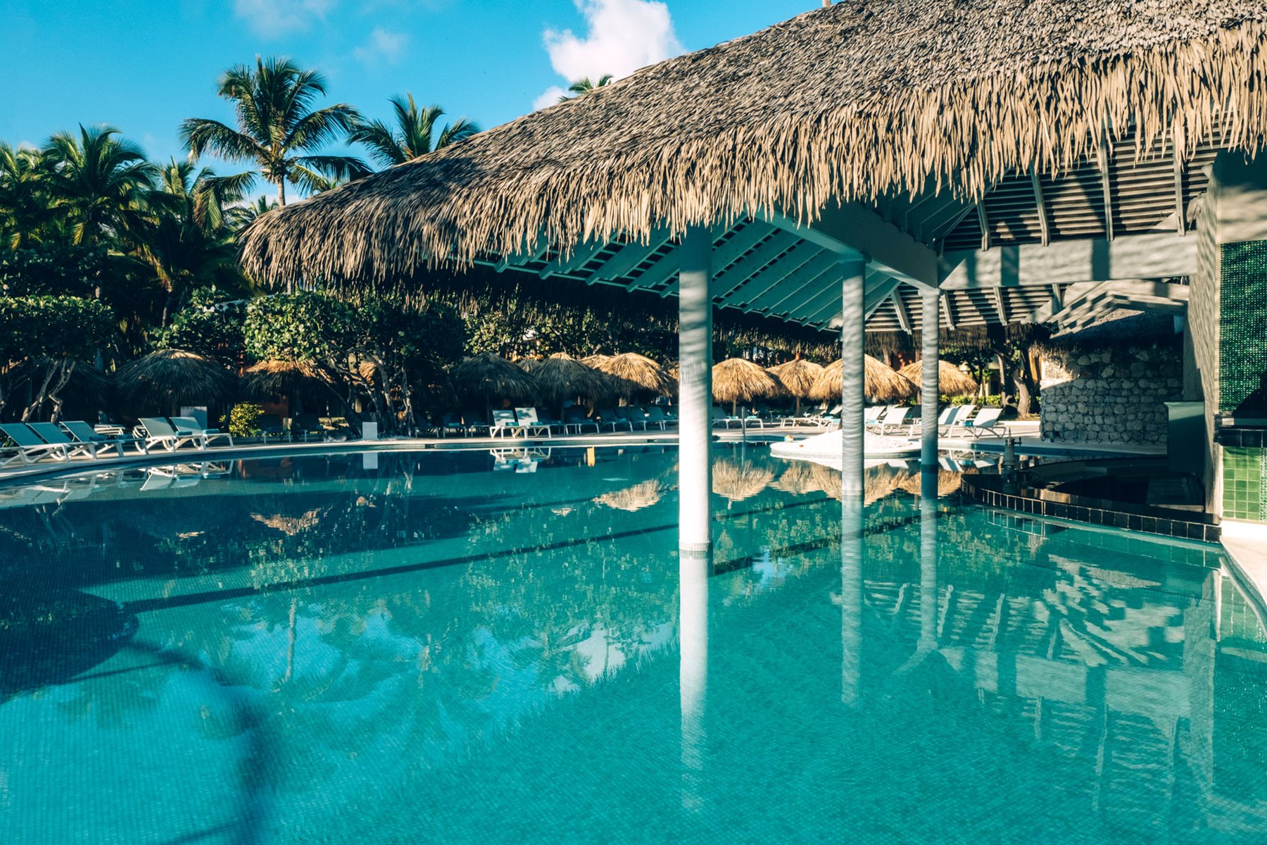 puj-iberostar-selection-bavaro-bar-hatuey-01