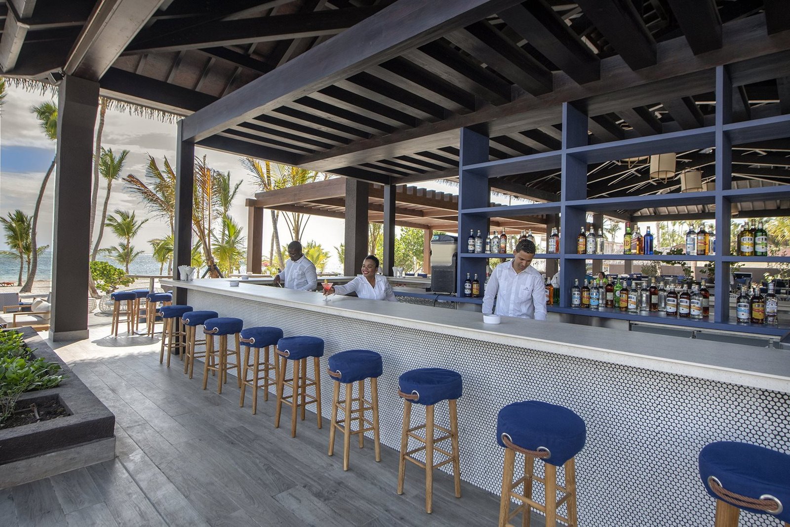 puj-lopesan-costa-bavaro-bar-goldfish-01