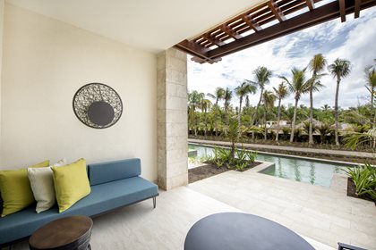 Unique Queen Swim Up Junior Suite