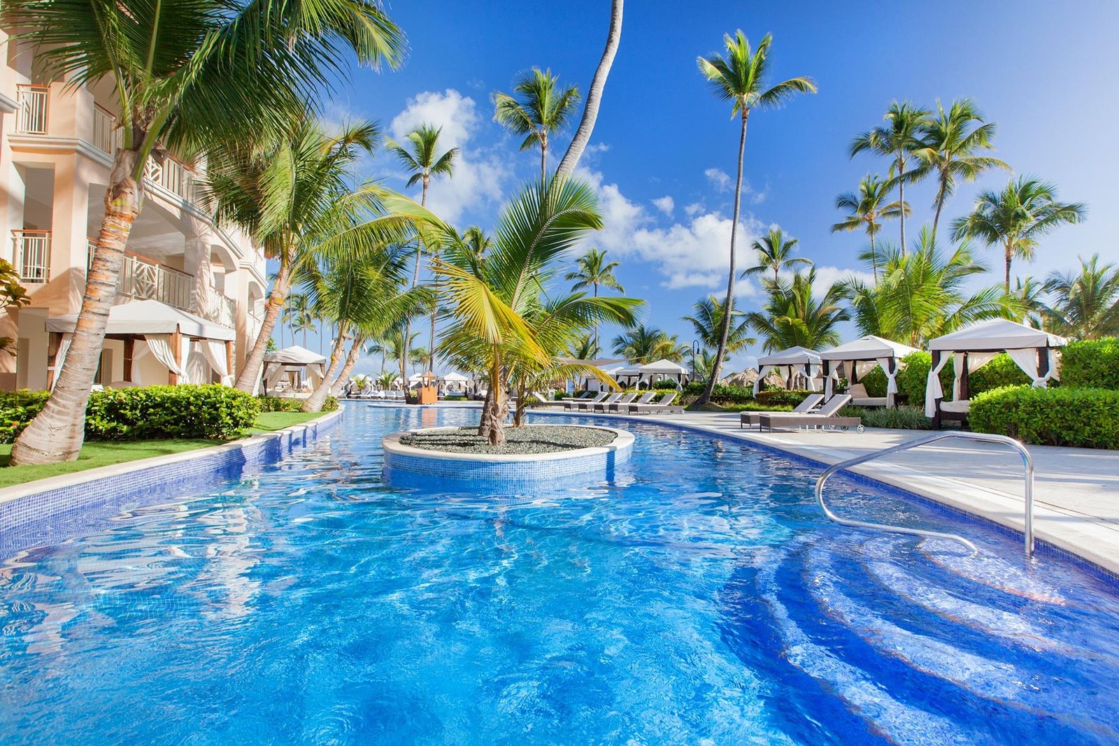 puj-majestic-elegance-pool-eleg-club-01.jpg