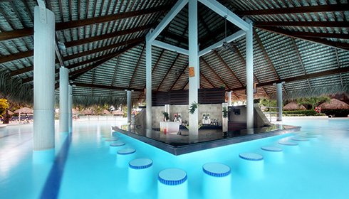 pujgbr_piscina-boca-chica-swim-up-bar_3347
