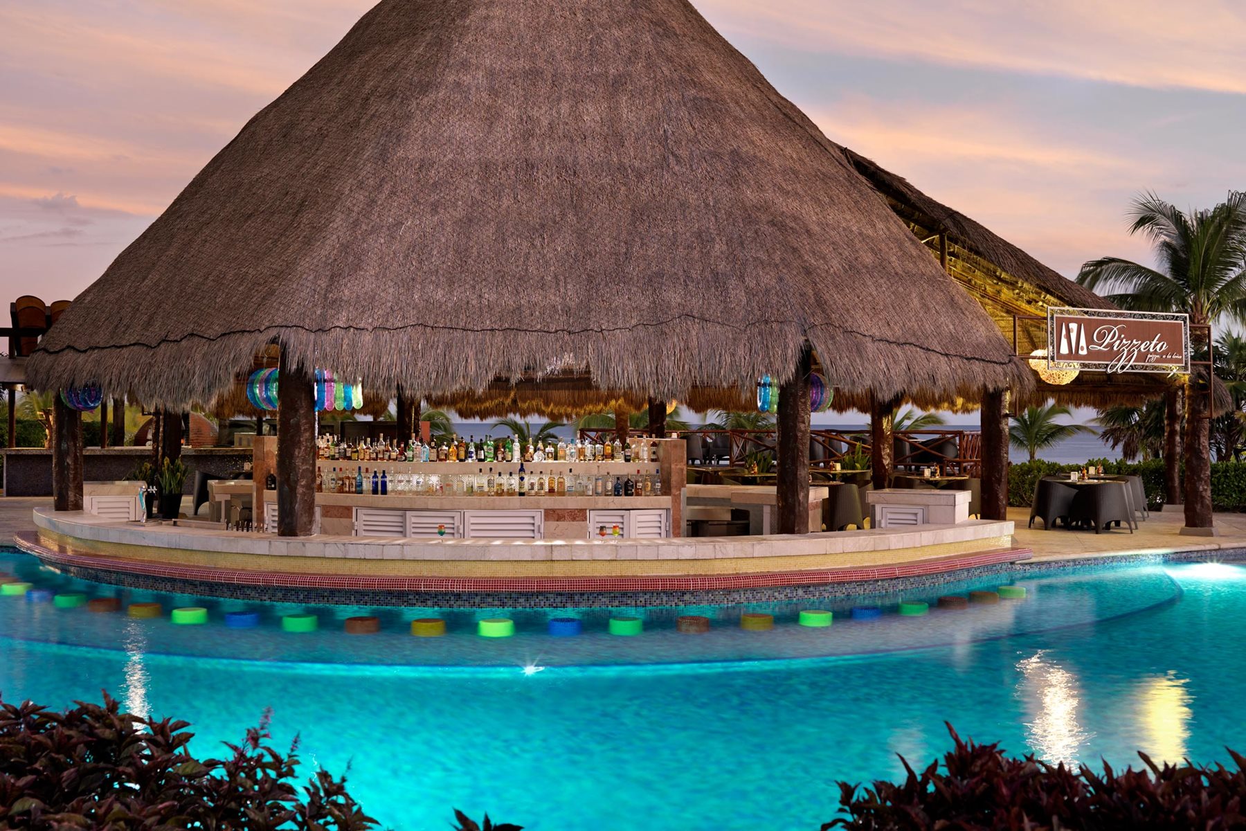 riv-hard-rock-riviera-maya-bar-float-01