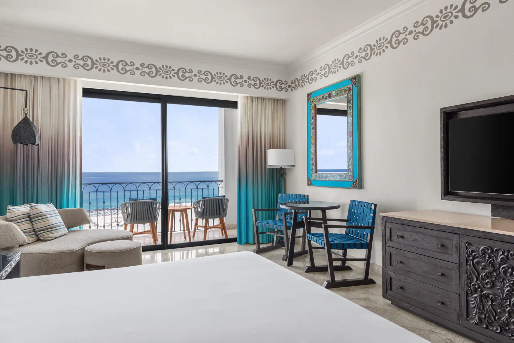 Deluxe King Bed Oceanfront Balcony