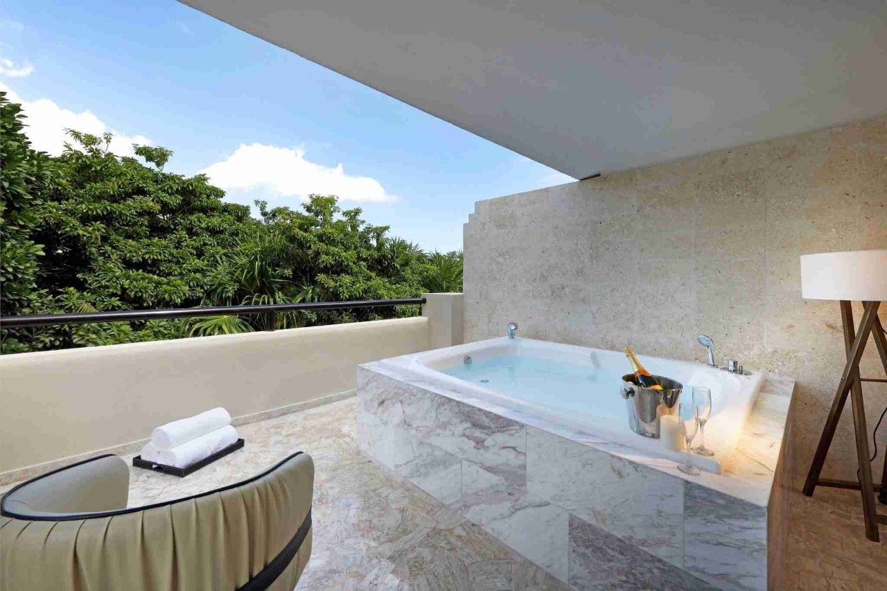 Junior Suite Jacuzzi Terrace Poolside