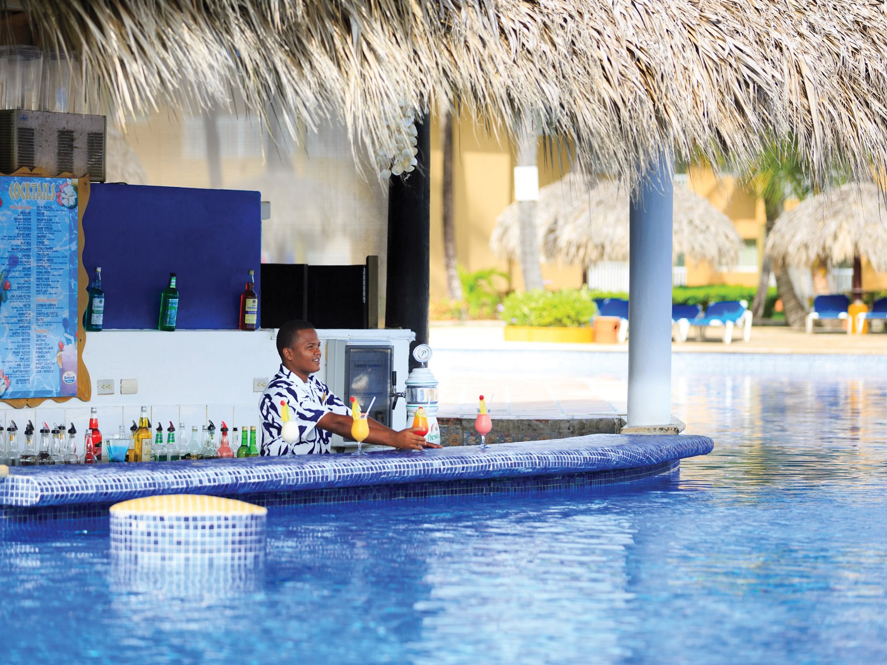 puj-grand-sirenis-punta-cana-bar-coralino-01