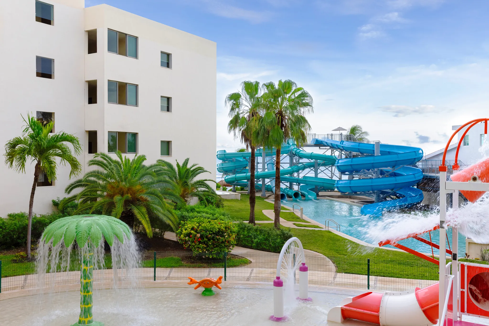 CUNIF-EXT-Water-Park-Slides-P0094