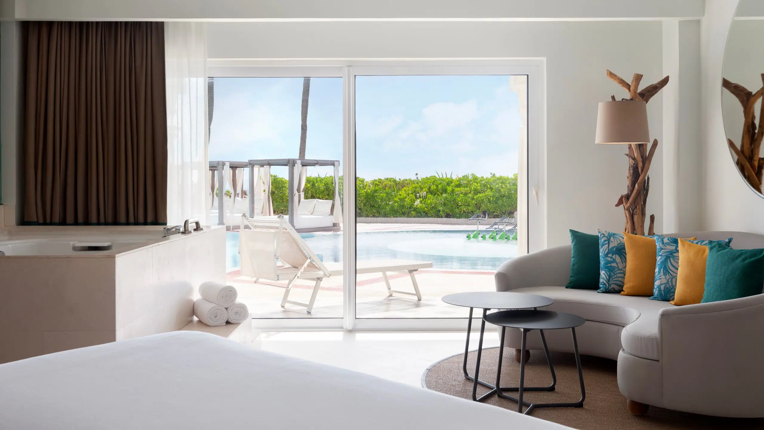 Junior Suite Swim Up Ocean Front King