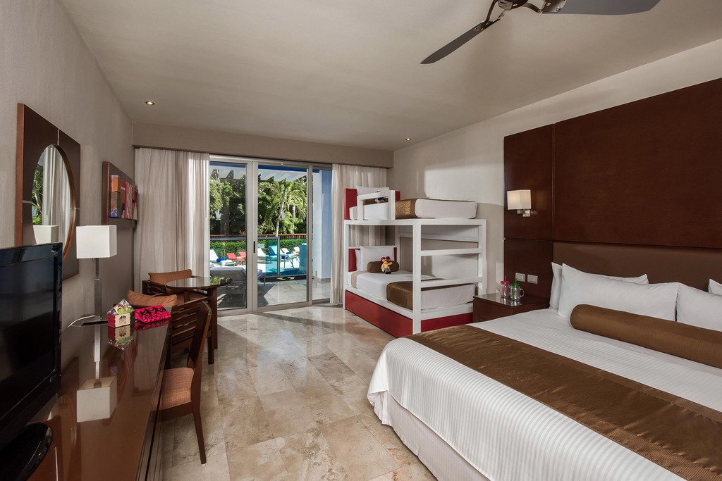 Family Club Deluxe Junior Suite Swimout
