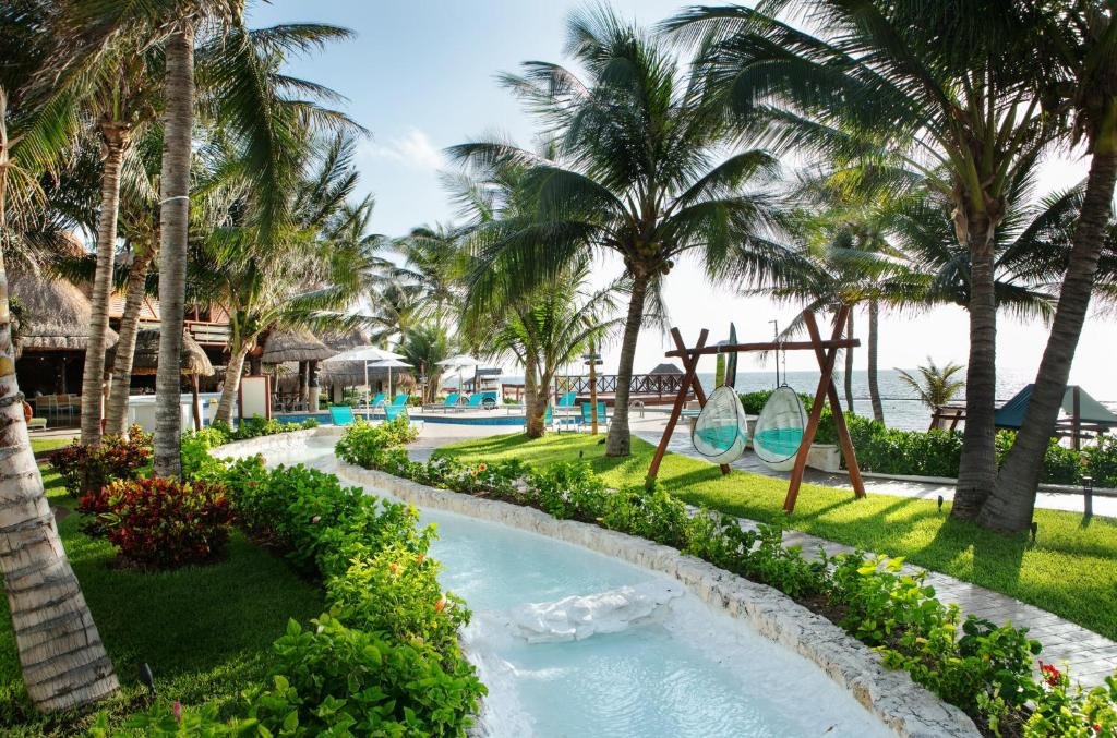 Margaritaville Island Reserve Riviera Cancún resort