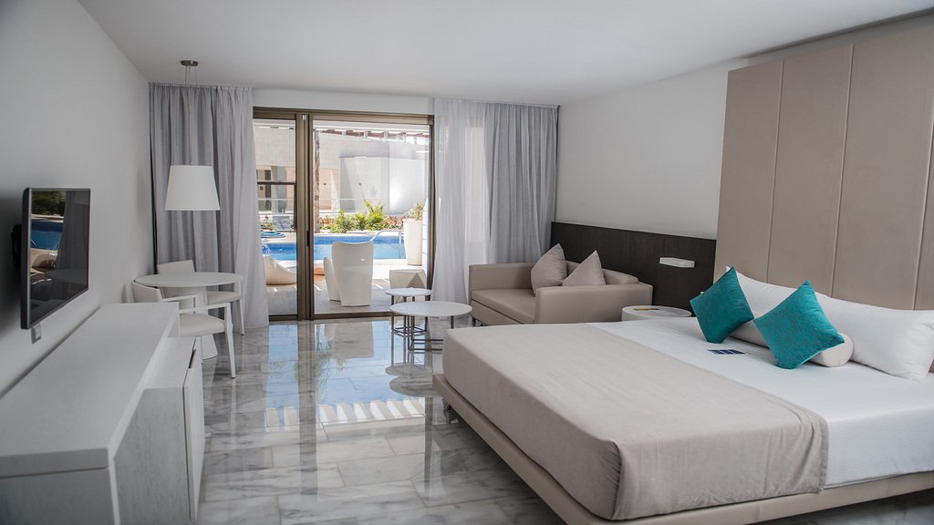 Deluxe Junior Suite Swim Out at Platinum Yucatan Princess