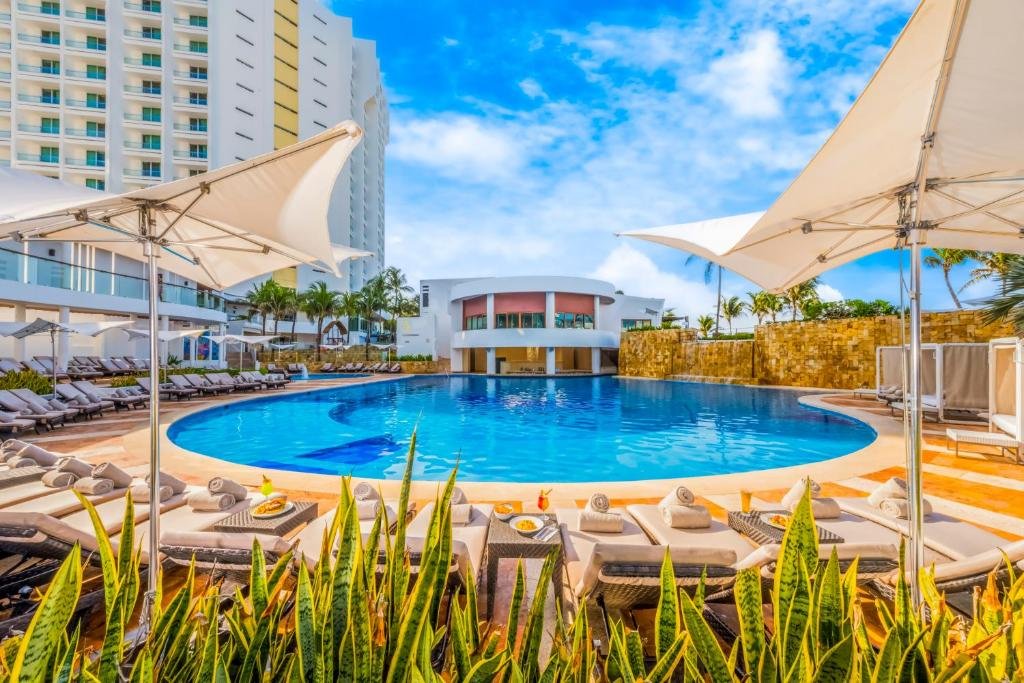 Krystal Grand Cancun resort