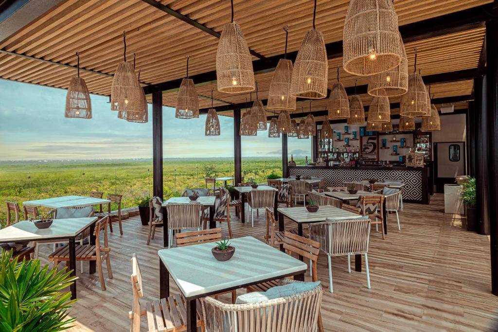 The Fives Oceanfront Puerto Morelos resort