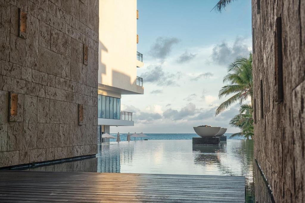The Fives Oceanfront Puerto Morelos resort