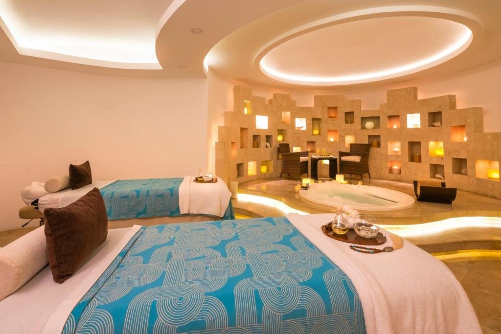 Krystal Grand Cancun resort