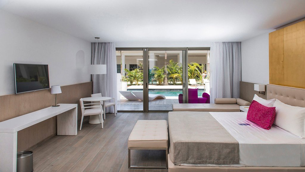 Platinum Deluxe Swimout at Platinum Yucatan Princess