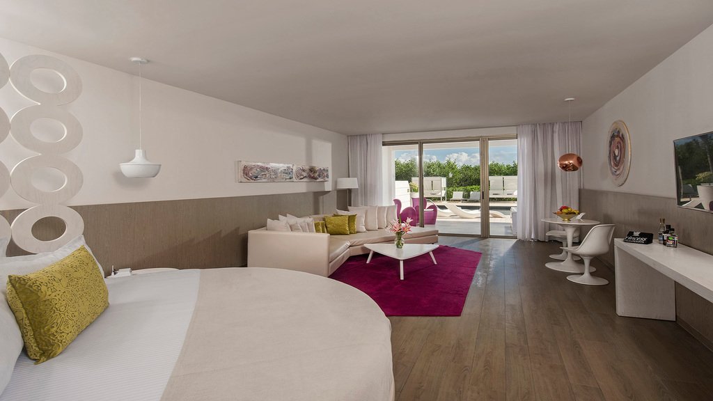 Honeymoon Suite Swimout at Platinum Yucatan Princess